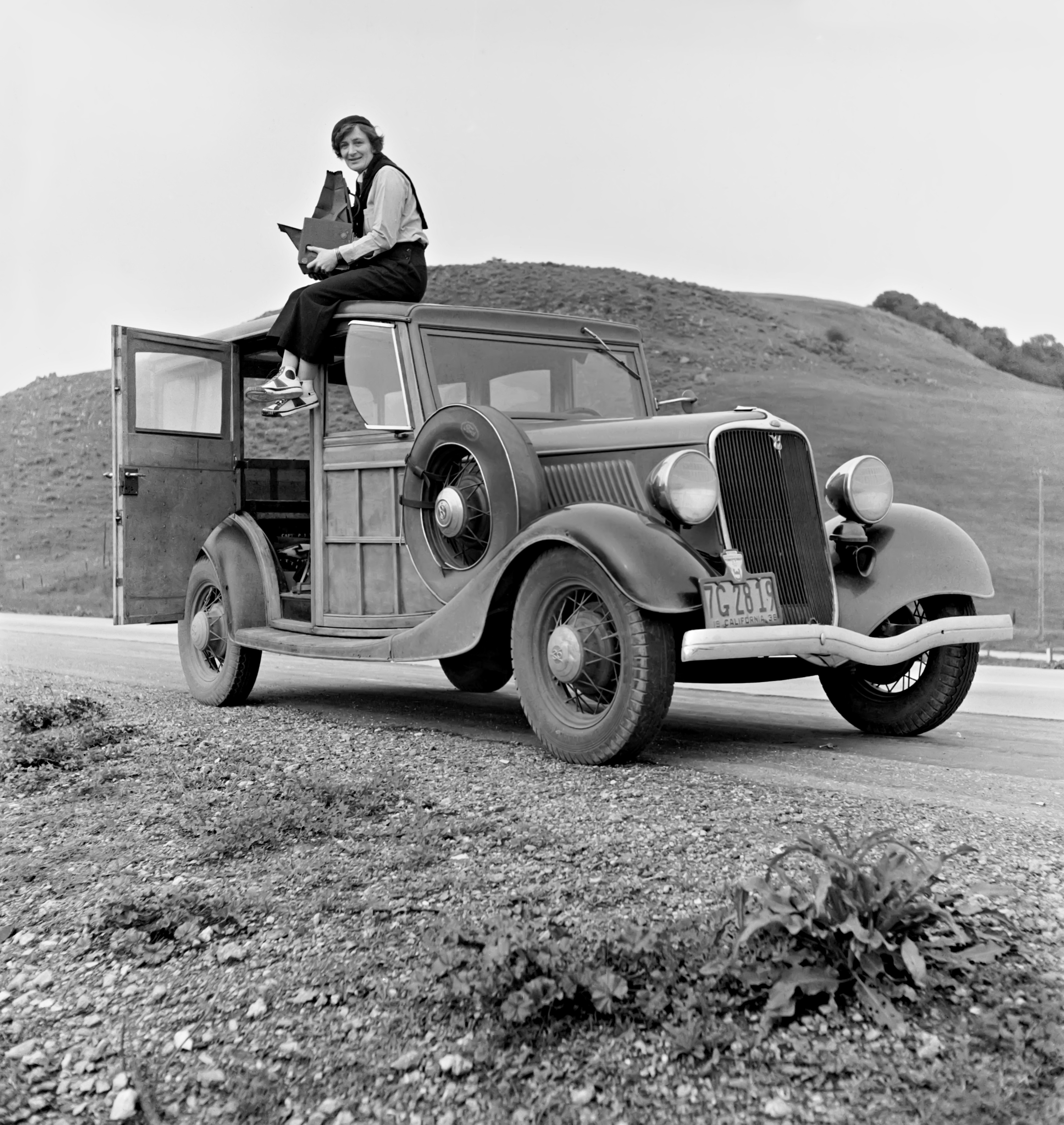 Dorothea_Lange_atop_automobile_in_California