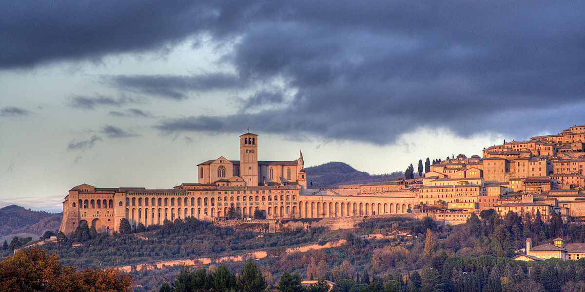 1200px-Assisi-skyline