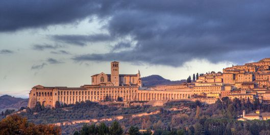 1200px-Assisi-skyline