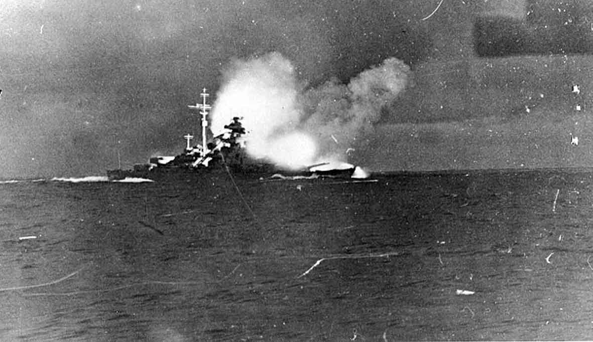 Bismarck-firing-on-Hood1